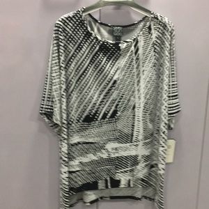 NWT Clara elbow length sleeve track print top. Med